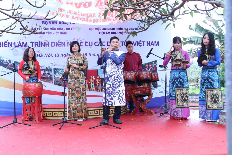 Bên cạnh không gian trưng bày, các nghệ sỹ còn trình diễn các nhạc cụ truyền thống trong khuôn khổ các hoạt động chào mừng Ngày Văn hóa các Dân tộc Việt Nam. (Ảnh: PV/Vietnam+)