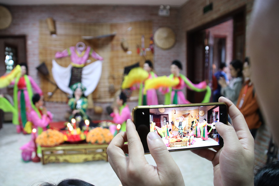 Nghệ sỹ ưu tú Nguyễn Thị Diệu Hằng, Giám đốc Nhà hát Nghệ thuật Truyền thống tỉnh Nam Định chia sẻ: “Về với ngày hội văn hóa các dân tộc Việt Nam, chúng tôi thấy đây là hoạt động rất có ý nghĩa. Chúng tôi được mang những tinh hoa của nghệ thuật truyền thống địa phương mình để giới thiệu cho khách tham quan đồng thời chúng tôi cũng có dịp tìm hiểu về văn hóa đa dạng của các dân tộc khác. (Ảnh: PV/Vietnam+)