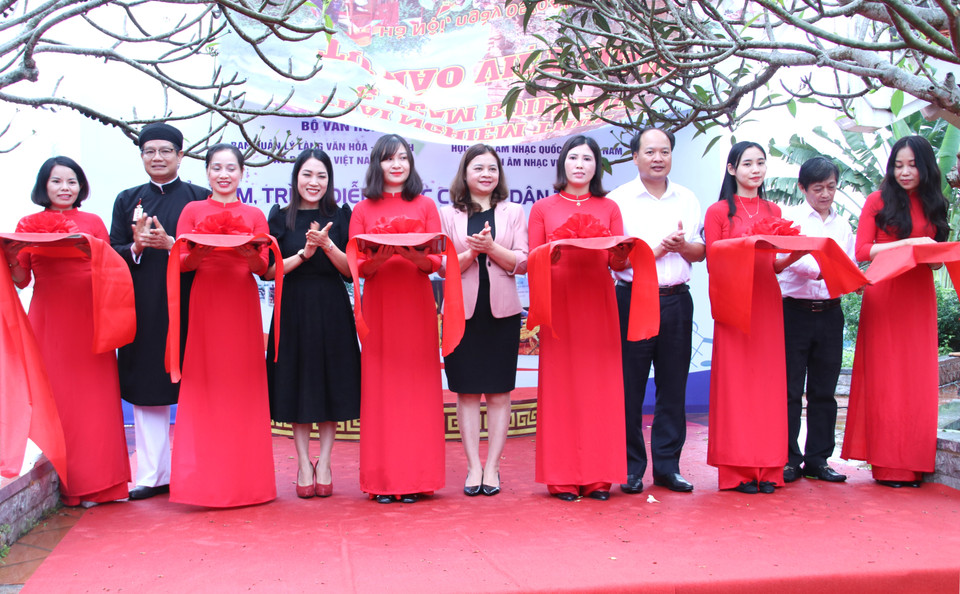 Lễ cắt băng khai mạc triển lãm tại khu Làng 4, Làng Văn hóa các Dân tộc Việt Nam ngày 18/4. Đây được xem là "Ngôi nhà chung" của 54 dân tộc anh em. (Ảnh: PV/Vietnam+)