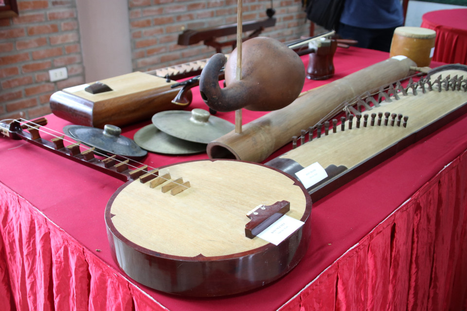  Du khách được chiêm ngưỡng một số loại nhạc cụ truyền thống vùng đồng bằng sông Hồng và Trung du Bắc bộ: Sáo, đàn nhị, đàn bầu, mõ, phách, trống, đàn nguyệt… gắn liền với sinh hoạt cộng đồng, lễ hội và loại hình nghệ thuật chèo, chầu văn, rối nước, quan họ… (Ảnh: PV/Vietnam+)