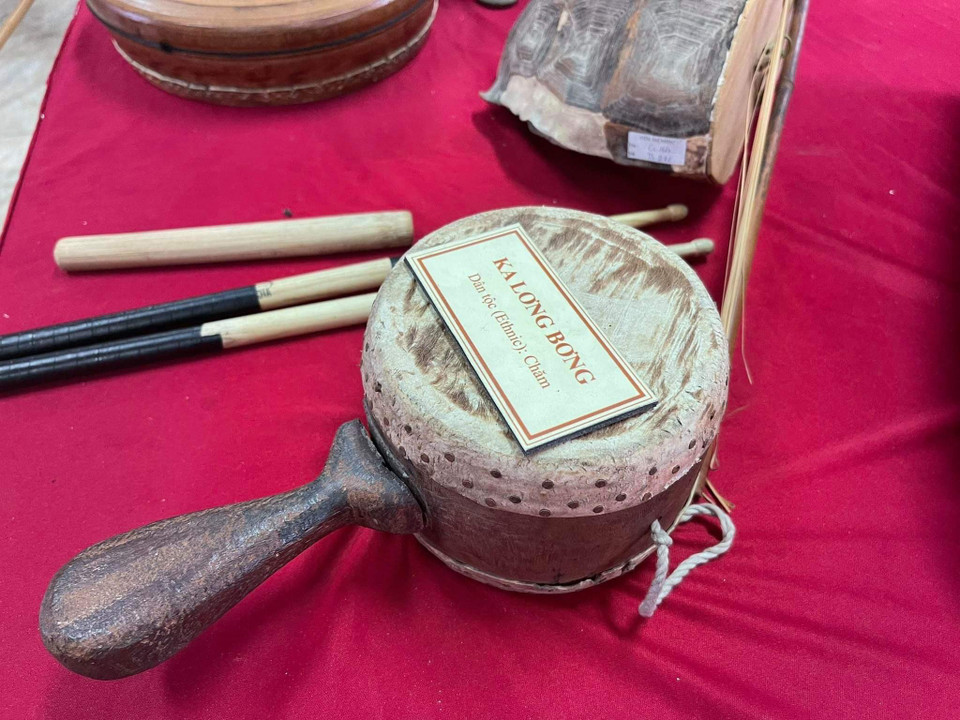 Trống Ka lơng bơng, nhạc cụ truyền thống của người Chăm bên cạnh trống Paranưng và kèn Saranai. (Ảnh: PV/Vietnam+)