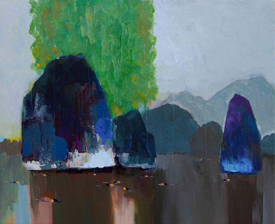 Họa sỹ Bùi Thế Khánh mang tới triển lãm lần này 15 tác phẩm về Hạ Long. Tuy đây là một đề tài quen thuộc nhưng Bùi Thế Khánh tạo được cho sáng tác của mình sức hút riêng nhờ việc sử dụng linh hoạt nhiều gam màu để thể hiện khung cảnh thiên nhiên trong nhiều thời điểm khác nhau. (Ảnh: CTV)