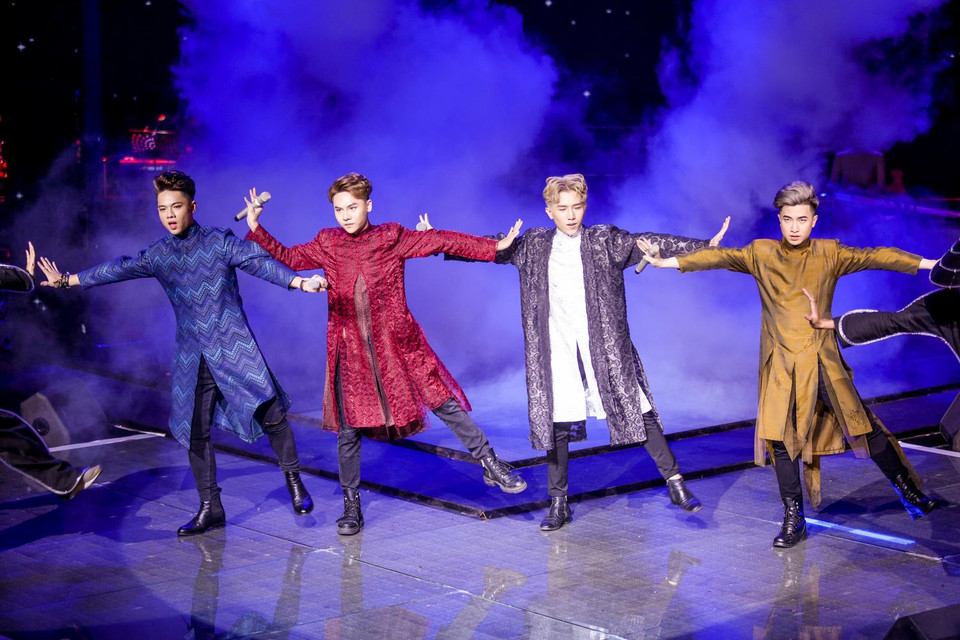 Lựa chọn trình diễn ca khúc mang âm hưởng dân gian đương đại 'Trên đỉnh phù vân,' Dominix tiếp tục 'khoe' khả năng vũ đạo ấn tượng - một thế mạnh của nhóm. (Ảnh: BTC)