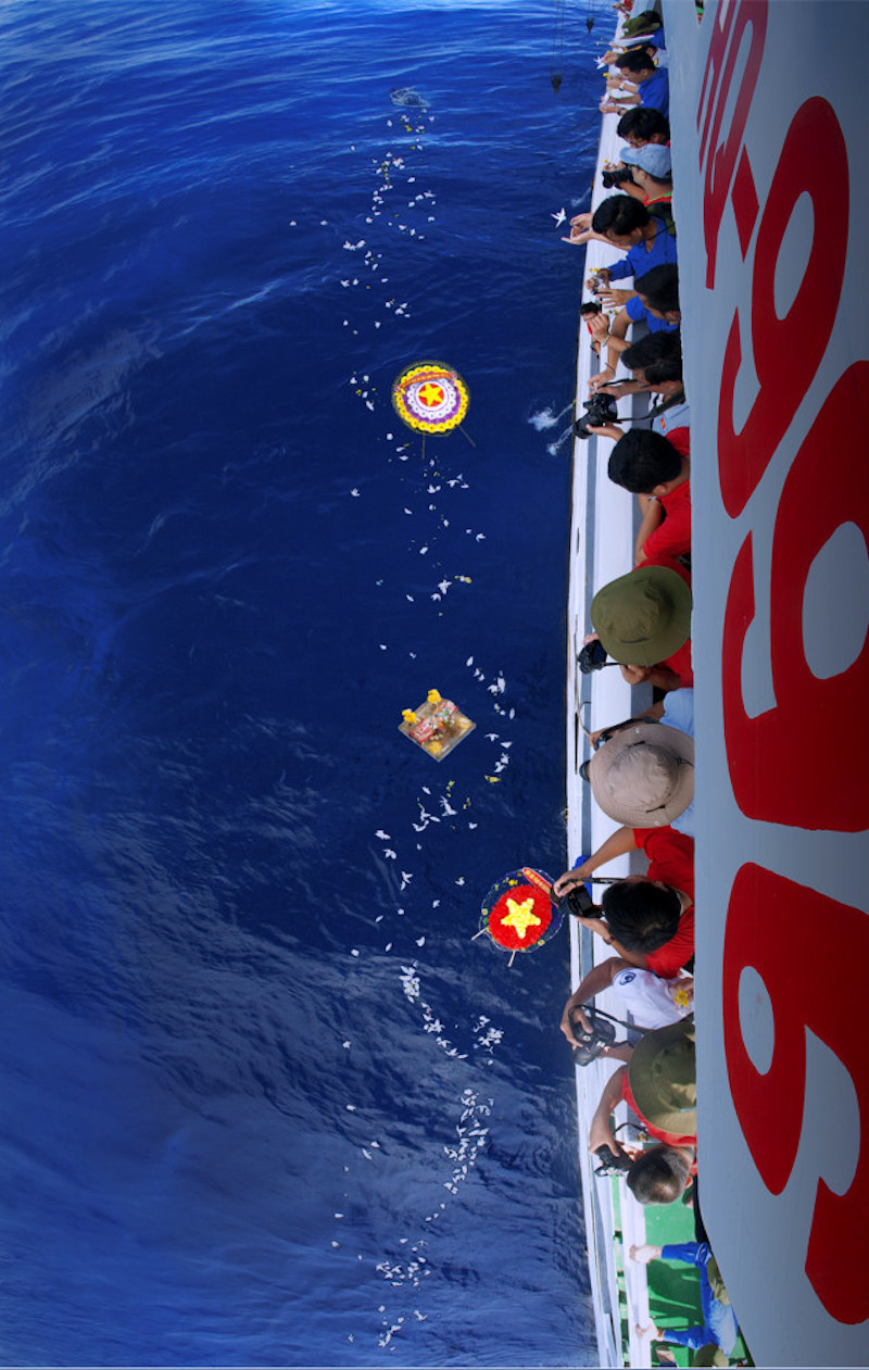 Tác giả Tạ Hoàng Nguyên ghi lại giờ phút tưởng nhớ các chiến sỹ hy sinh tại đảo Gạc Ma. (Ảnh: BTC)