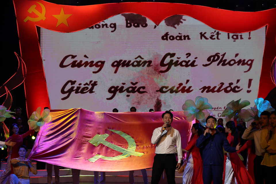 Ca khúc ''Lá cờ Đảng'' do nhóm Phương Nam, hợp xướng và tốp múa thể hiện. (Ảnh: Minh Anh/Vietnam+)