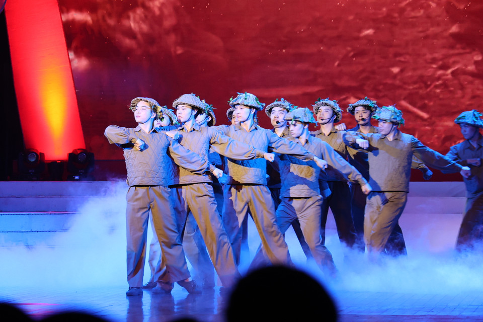 Chương hai có tựa đề "Văn hóa kháng chiến, kháng chiến văn hóa," với các ca khúc như “Biết ơn Cụ Hồ Chí Minh,” “Người Hà Nội,” “Trường ca Sông Lô,” “Hò kéo pháo,” “Giải phóng Điện Biên,” “Câu hò bên bến Hiền Lương”, “Bước chân trên giải Trường Sơn,” “Tiến về Sài Gòn,” “Đất nước trọn niềm vui”... Phần này đã tái hiện tinh thần "Văn hóa kháng chiến, kháng chiến văn hóa" của Chủ tịch Hồ Chí Minh. (Ảnh: Minh Anh/Vietnam+)