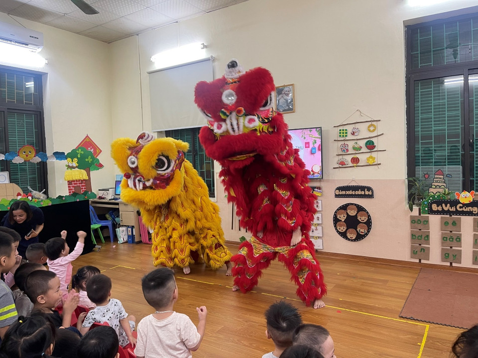  Trong ảnh, học sinh Trường Mầm non Hoa Đào hào hứng với màn múa lân sôi động. (Ảnh: NTCC)