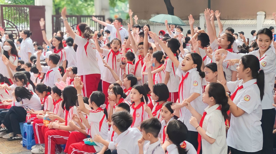 Học sinh Trường Trung học cơ sở Mạc Đĩnh Chi vui tưng bừng trong chương trình Tết Trung Thu do trường tổ chức... (Ảnh: NTCC)