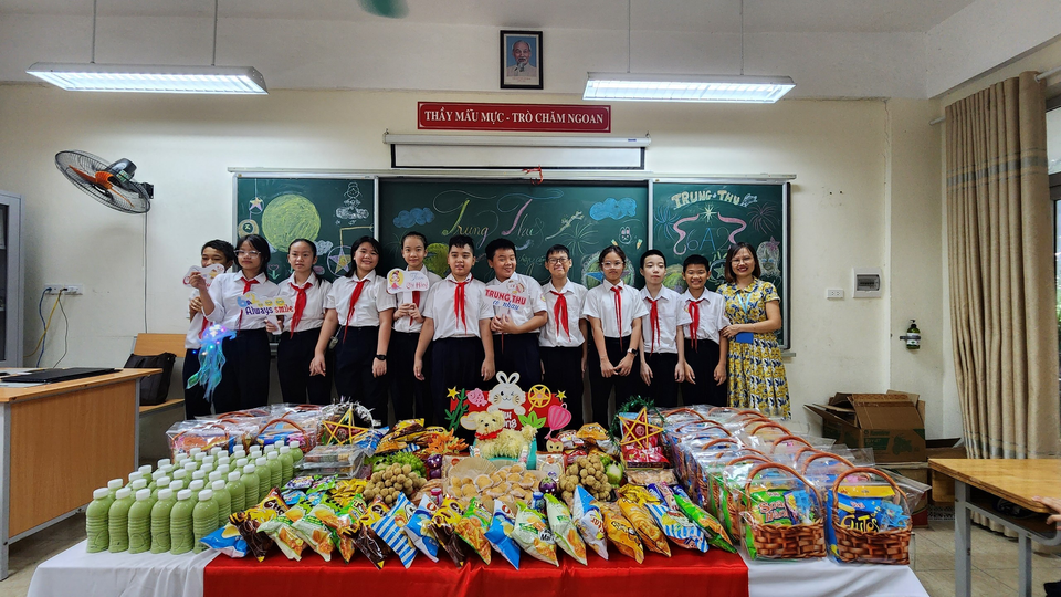 ...và hào hứng với mâm cỗ Trung Thu.