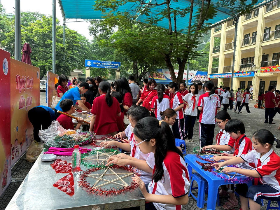 Tại Trường Trung học cơ sở Thống Nhất, học sinh được tự làm đèn ông sao... (Ảnh: NTCC)