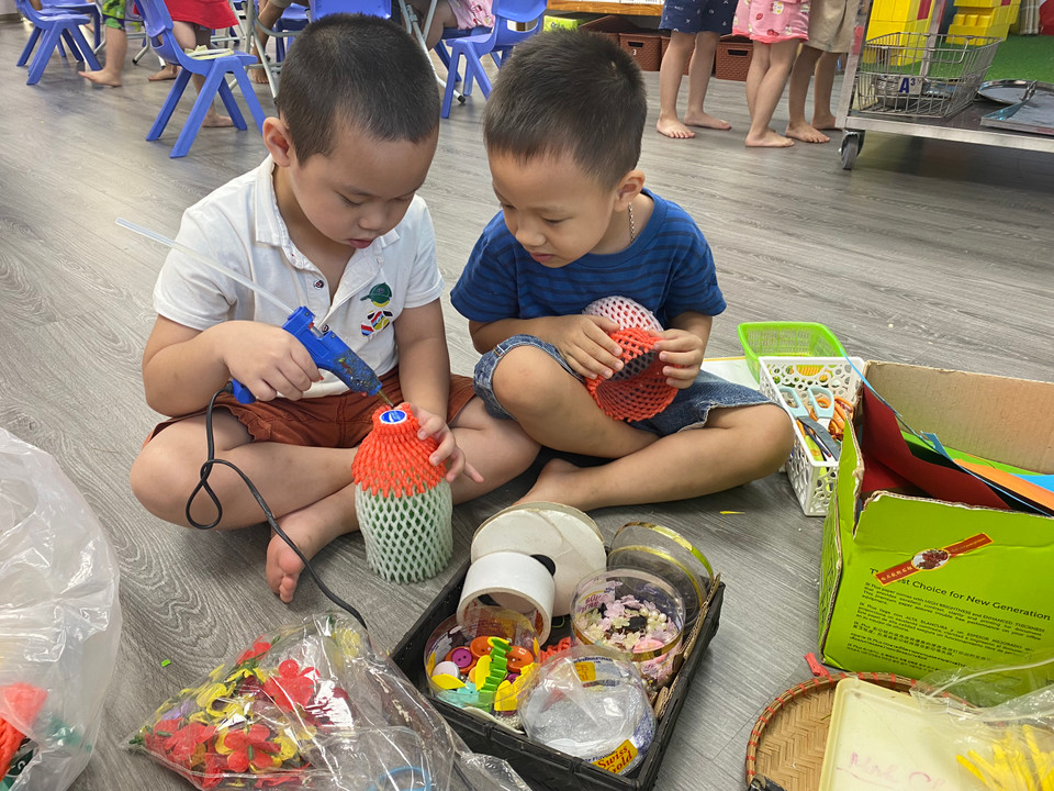 Từ những vật liệu bỏ đi, dưới sự hướng dẫn của giáo viên, các em nhỏ đã làm nên những chiếc đèn lồng xinh xắn. (Ảnh: NTCC)