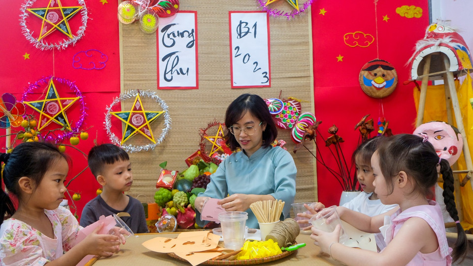 Học sinh Trường mầm non Họa My học làm đèn lồng. (Ảnh: NTCC)