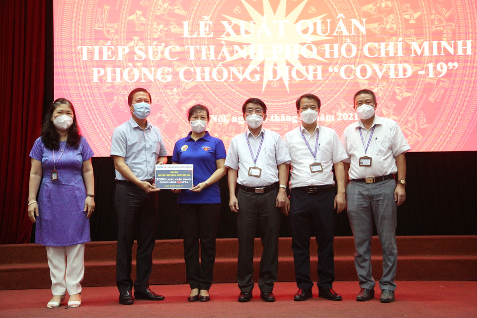 Để lên đường nhanh chóng, hiệu quả đoàn đã được tổ chức phân nhóm, họp phổ biến công việc cần thực hiện. (Ảnh: PV)