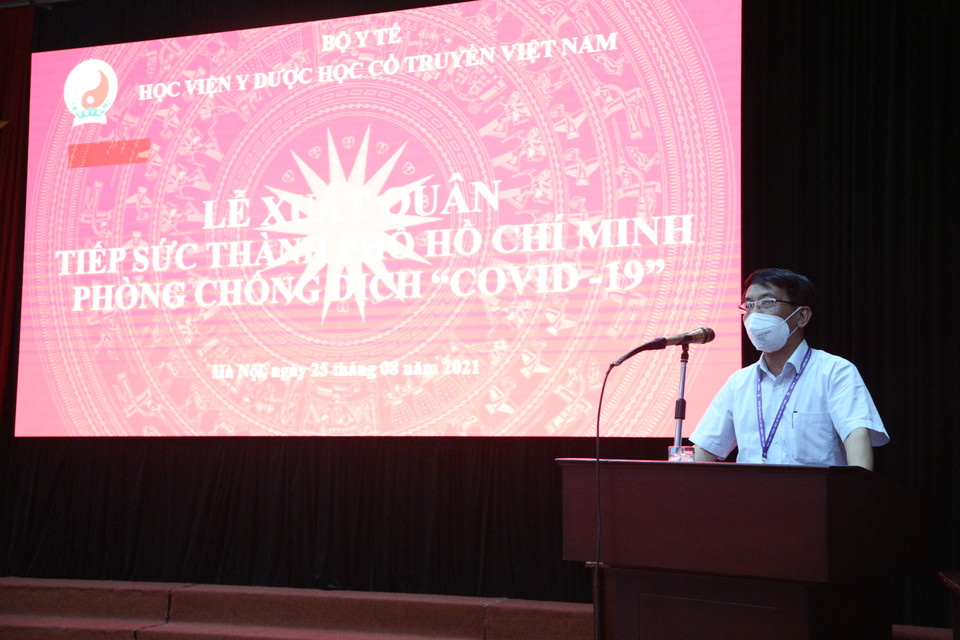 Phó giáo sư, tiến sỹ Phạm Quốc Bình, Bí thư Đảng ủy, Chủ tịch Hội đồng trường, Trưởng ban chỉ đạo phòng chống dịch bệnh COVID-19 ghi nhận và biểu dương tinh thần tình nguyện xung phong ra tuyến đầu chống dịch của các cán bộ y tế và các giảng viên, sinh viên đồng thời yêu cầu các thành viên tham gia đoàn công tác với tinh thần và trách nhiệm cao nhất. (Ảnh: PV/Vietnam+)