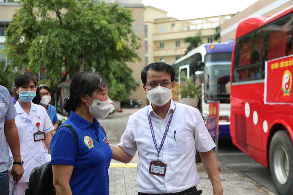 Lãnh đạo nhà trường ân cần động viên các cán bộ, sinh viên lên đường làm nhiệm vụ. (Ảnh: PV)