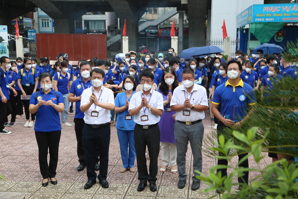 Tất cả cán bộ, giảng viên, sinh viên của nhà trường lên đường đều có đơn tình nguyện sẵn sàng cống hiến cho Tổ quốc và nhân dân. Mặc dù trong thời gian rất ngắn, nhưng Học viện đã tập huấn nhiều lần cho học viên, sinh viên trong các thao tác lấy mẫu xét nghiệm, mặc quần áo bảo hộ, tiêm phòng, chăm sóc bệnh nhân... (Ảnh: PV)