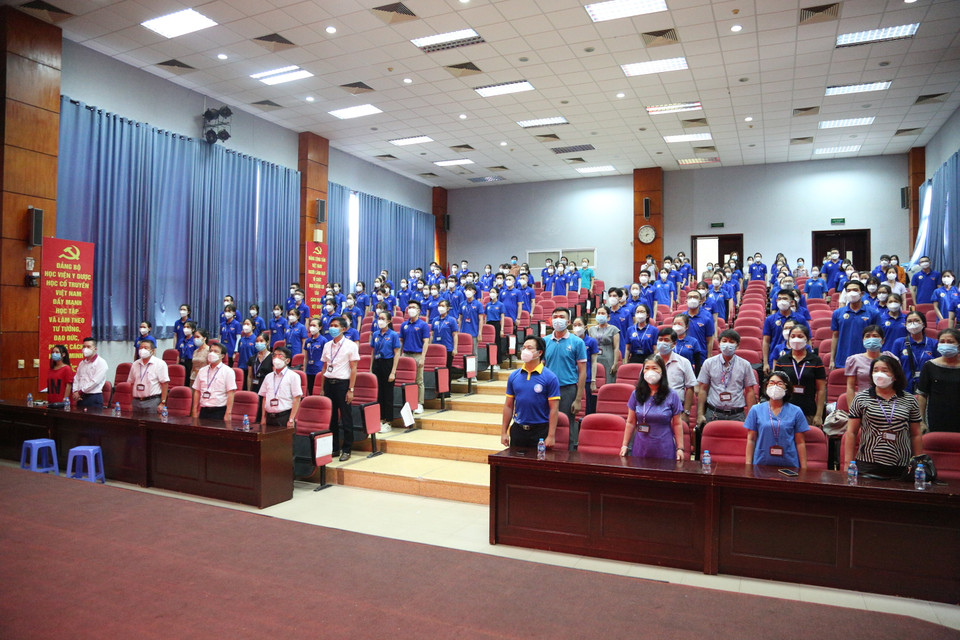 Chỉ sau 10 giờ đồng hồ kể từ khi nhận được công văn huy động của Bộ Y tế, Học viện đã thông báo tới cán bộ, giảng viên, sinh viên tập trung tại Học viện để lên đường làm nhiệm vụ. (Ảnh: PV/Vietnam+)