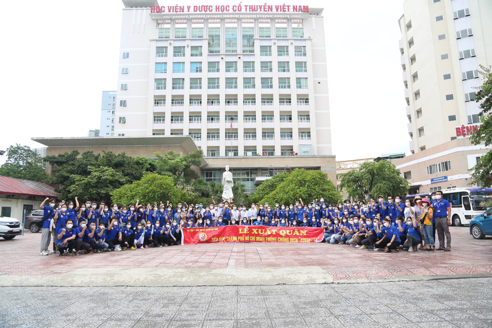 Chiều ngày 25/8, Học viện Y Dược học cổ truyền Việt Nam tổ chức lễ xuất quân cho 125 cán bộ giảng viên, sinh viên của trường lên đường hỗ trợ Thành phố Hồ Chí Minh phòng chống dịch COVID-19. (Ảnh: PV/Vietnam+)