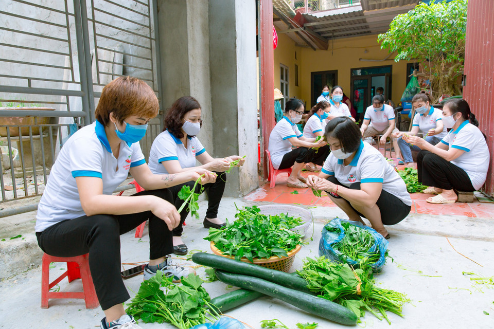 Câu lạc bộ "Chung một tấm lòng" chuẩn bị các suất ăn hàng ngày cho các cán bộ y tế tại Hiệp Hòa, Bắc Giang. Phát huy tinh thần đoàn kết trong cộng đồng, nhiều người dân tại Bắc Giang đang cùng nhau góp sức đồng lòng để đẩy lùi dịch bệnh, những suất quà không chỉ mang giá trị vật chất mà nó còn là lời động viên tinh thần giúp những người trong tuyến đầu chống dịch thêm động lực để hoàn thành nhiệm vụ của mình. (Ảnh: PV/Vietnam+)