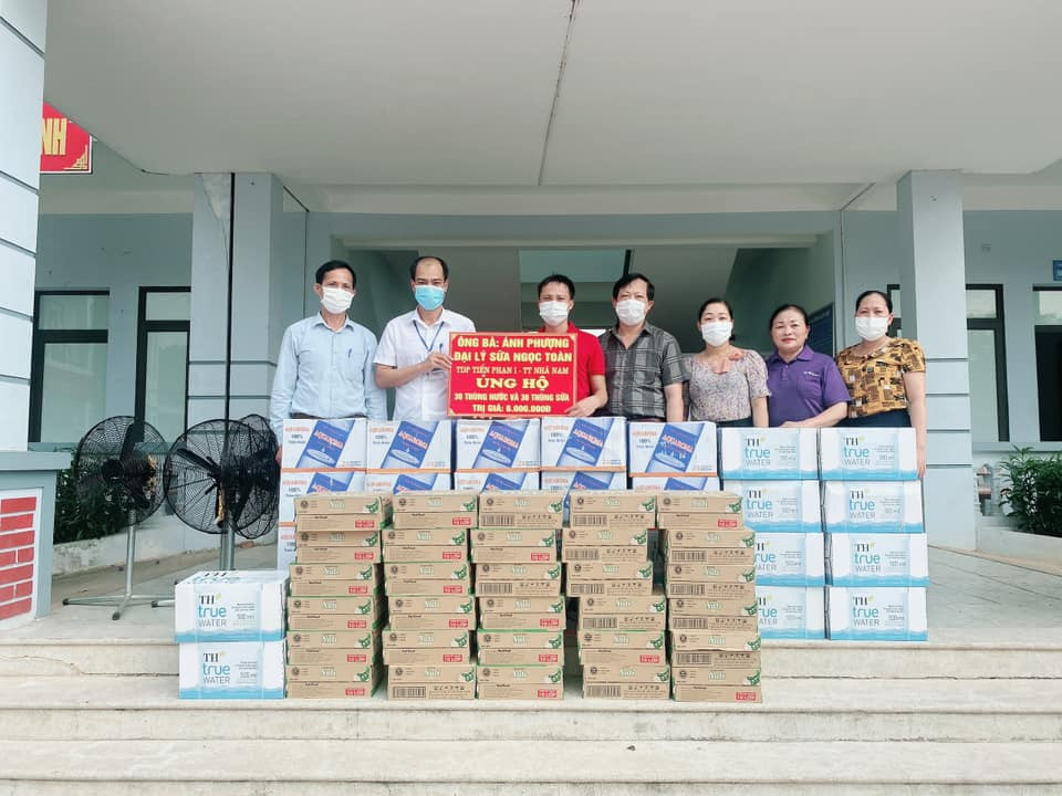 Không chỉ có các cá nhân, đội thiện nguyện, các công ty có trụ sở tại địa bàn tỉnh mà còn có rất nhiều người dân đến từ địa phương khác cũng không quản ngại đường xá xa xôi cùng kêu gọi mọi người chung tay để chia sẻ nỗi vất vả cùng các y bác sỹ và đội ngũ làm nhiệm vụ trong khu cách ly. Đây là những hành động đẹp cần lan tỏa hơn nữa trong cộng đồng. (Ảnh: PV/Vietnam+)