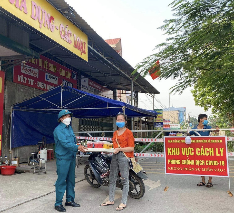 Nhiều người dân tại Bắc Giang đang cố gắng dành thời gian, công sức để giúp đỡ những người trong khu cách ly. Đó là những suất ăn đầy đủ dinh dưỡng được đóng gói cẩn thận, những cốc nước hoa quả gửi tới tận tay những người làm nhiệm vụ phòng chống dịch. (Ảnh: PV/Vietnam+)