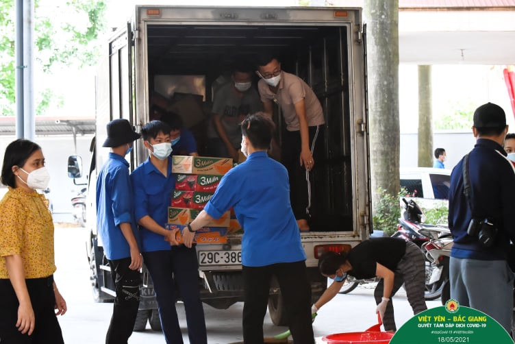 Không kể già trẻ gái trai, những thành viên trong các đội thiện nguyện đều không ngại thức khuya dậy sớm, bất kể là giữa trưa nóng bức hay tối muộn, họ đều tranh thủ góp sức mình để sẻ chia những bữa ăn tới những người trong khu vực cách ly. Với hy vọng tiếp sức cho đội ngũ y bác sỹ, lực lượng làm nhiệm vụ cách ly y tế và bệnh nhân phía sau gác chắn, các nhóm thiện nguyện và các cá nhân ở khắp mọi nơi chung tay góp sức bằng những việc làm thiết thực nhằm đẩy lùi dịch bệnh. (Ảnh: PV/Vietnam+)