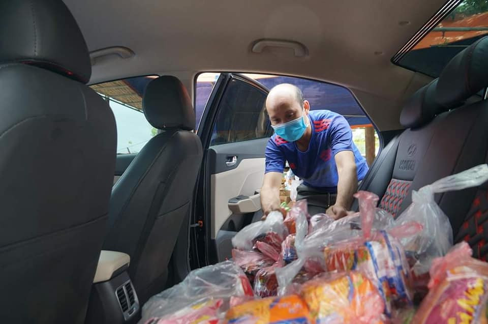 Ông Nguyễn Đăng Hùng, trưởng thôn 7, xã Tăng Tiến, huyện Việt Yên, nơi đang là tâm dịch của Bắc Giang cho biết: “Chúng tôi hỗ trợ công nhân đặc biệt là những người mới đến, chưa có công ăn việc làm ổn định. Mỗi suất quà gồm khoảng 3kg gạo cùng mỳ tôm, trứng, rau… để phát cho những người khó khăn.” (Ảnh: PV/Vietnam+)