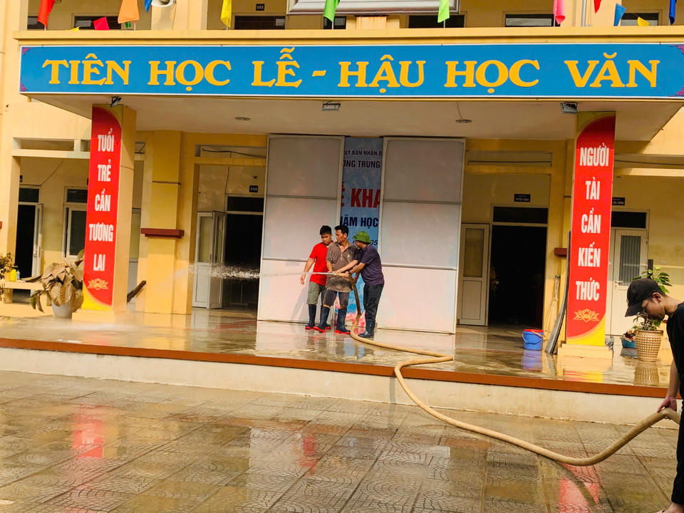 Các vòi nước sạch được sử dụng để phun rửa bùn đất. (Ảnh: PV/Vietnam+)