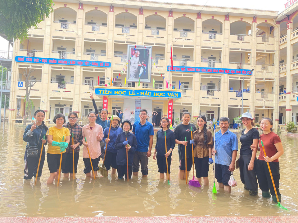 Trường nhận được sự hỗ trợ của các giáo viên nhiều trường quanh khu vực trong vệ sinh trường lớp. (Ảnh: PV/Vietnam+)