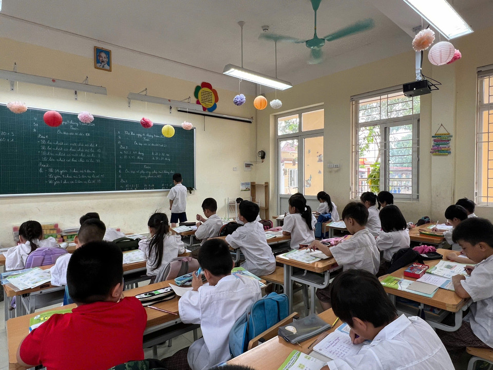 Mưa ngập nên học sinh cũng không thể học trực tuyến vì mất điện lưới. (Ảnh: PV/Vietnam+)