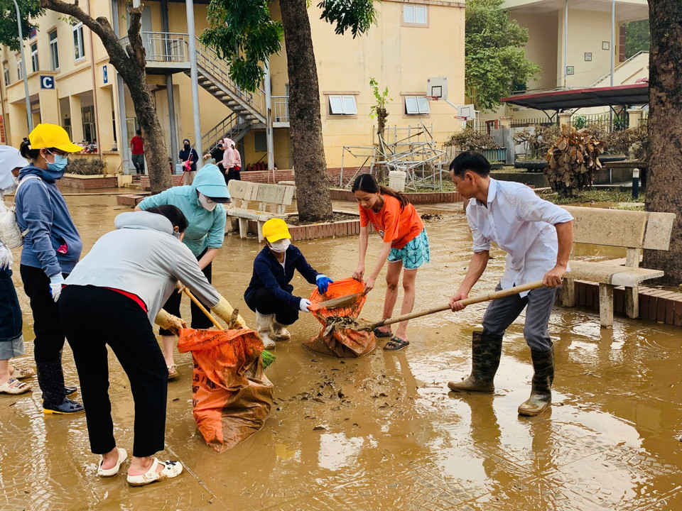 Sáng nay, nước đã rút khỏi sân trường, công tác vệ sinh vẫn tiếp tục được triển khai gấp rút để có thể đón học sinh vào ngày mai. (Ảnh: PV/Vietnam+)