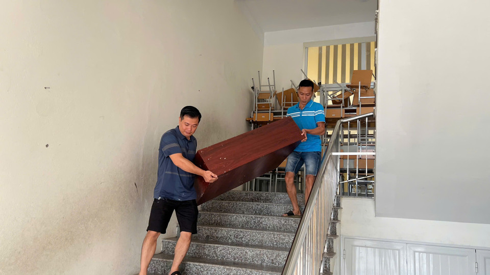 Các bàn ghế, vật dụng được vận chuyển lên tầng 2 để tránh ngập đã được các thầy cô đưa xuống tầng 1. (Ảnh: PV/Vietnam+)