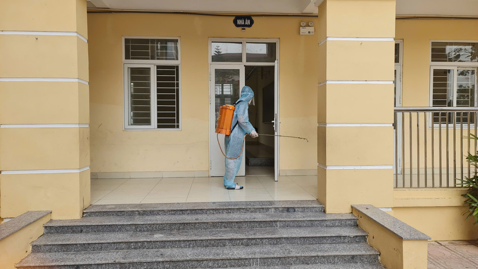 Trường Tiểu học Duyên Hà (Thanh Trì, Hà Nội) cũng đã triển khai phun khử khuẩn toàn bộ khuôn viên. (Ảnh: PV/Vietnam+)