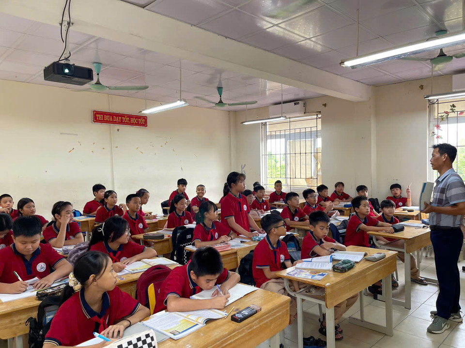 Giờ học của thầy và trò Trường Trung học cơ sở Yên Mỹ sáng nay, 15/9. Đây là một trong những trường bị ngập nặng nhất của Hà Nội. (Ảnh: PV/Vietnam+)