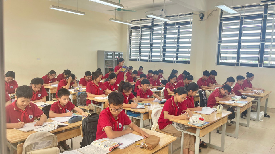 Để có thể đón học sinh trở lại lớp hôm nay, các thầy cô giáo đã phải nỗ lực dọn dẹp trường trong những ngày qua. (Ảnh: PV/Vietnam+)