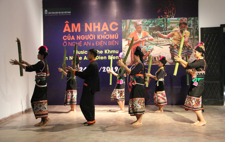 Đại diện ban tổ chức cho biết, người Khơ Mú thường chơi nhạc cụ kết hợp với các làn điệu hát và múa truyền thống. (Ảnh: PV/Vietnam+)