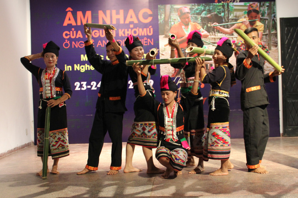 Bên cạnh việc giới thiệu tới công chúng cách chế tác nhạc cụ truyền thống (sáo, đàn môi, ống gõ...), các nghệ nhân còn trình diễn trực tiếp các điệu múa dân gian của người Khơ Mú. (Ảnh: PV/Vietnam+)