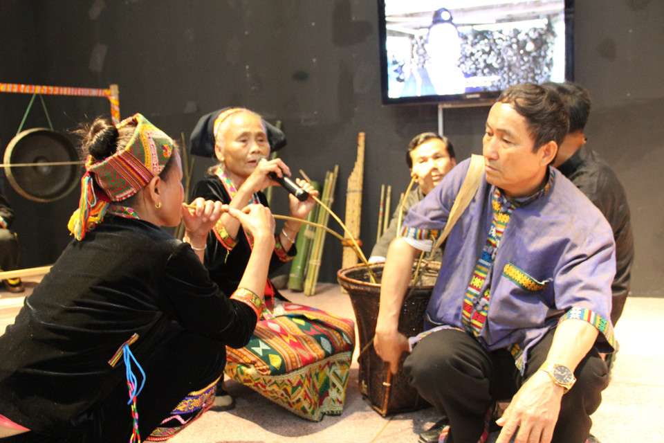 Tại chương trình, các nghệ nhân trình diễn điệu hát mừng nhà mới của đồng bào Khơ Mú. (Ảnh: PV/Vietnam+)