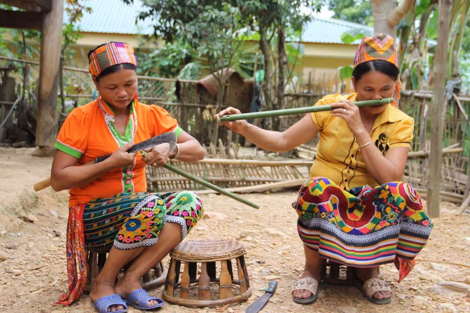 Theo phó giáo sư-tiến sỹ Bùi Nhật Quang (Giám đốc Bảo tàng Dân tộc học Việt Nam), hiện nay, trong khi người Khơ Mú ở Nghệ An bảo tồn và sử dụng đa dạng nhạc cụ trong đời sống hàng ngày thì người Khơ Mú ở Điện Biên gìn giữ được nhiều điệu múa truyền thống của tộc người. (Ảnh: PV/Vietnam+)
