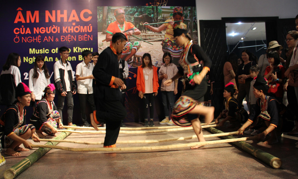 Tiết mục múa sạp thu hút sự chú ý của nhiều bạn trẻ. (Ảnh: PV/Vietnam+)