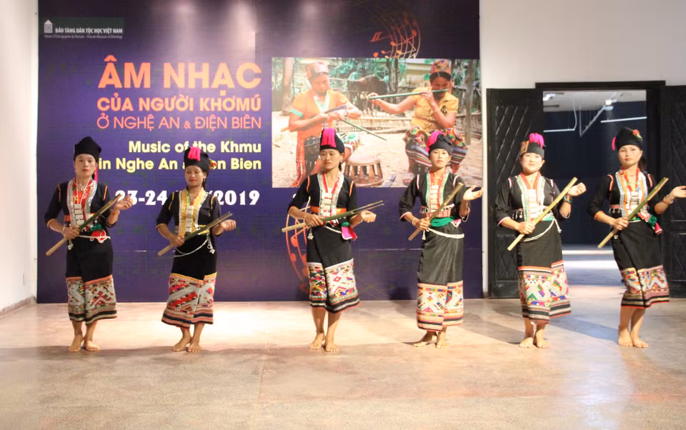 Chương trình 'Âm nhạc của người Khơ Mú ở Nghệ An và Điện Biên' diễn ra trong hai ngày (23, 24/11) tại Bảo tàng Dân tộc học Việt Nam (Hà Nội) với sự tham gia của 19 nghệ nhân đến từ các địa phương . (Ảnh: PV/Vietnam+)