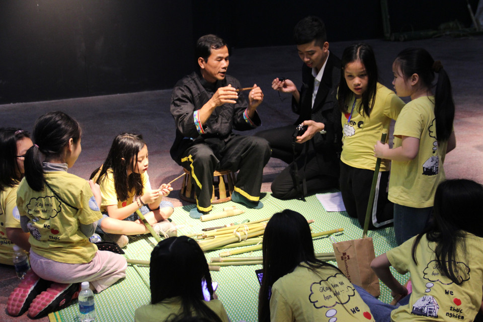 Nghệ nhân giới thiệu cách làm đàn môi của người Khơ Mú ở Nghệ An. (Ảnh: PV/Vietnam+)