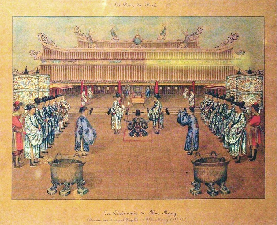 Lễ phục mạng (tức lễ báo công) trước sân Điện Cần Chánh (Hoàng thành Huế).