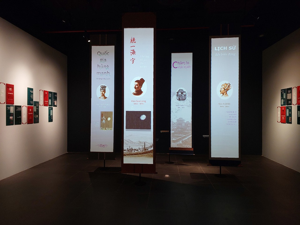 Một trong những điểm đáng chú ý của trưng bày lần này là không gian thiết kế ấn tượng kết hợp công nghệ trình chiếu ánh sáng, nghệ thuật sắp đặt, làm tôn lên giá trị của tài liệu, hiện vật, hứa hẹn đem đến cho người xem những trải nghiệm sống động. (Ảnh: Minh Thu/Vietnam+)