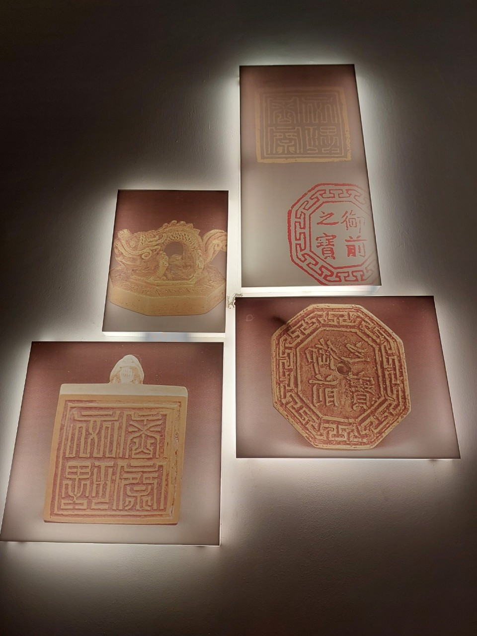 Trong bộ sưu tập Kim Ngọc Bảo Tỷ lưu giữ tại Bảo tàng Lịch sử Quốc gia Việt Nam hiện còn 11 chiếc kim bảo đúc dưới đời vua Gia Long. Những kim bảo này đều được đúc bằng vàng và bạc. (Ảnh: Minh Thu/Vietnam+)