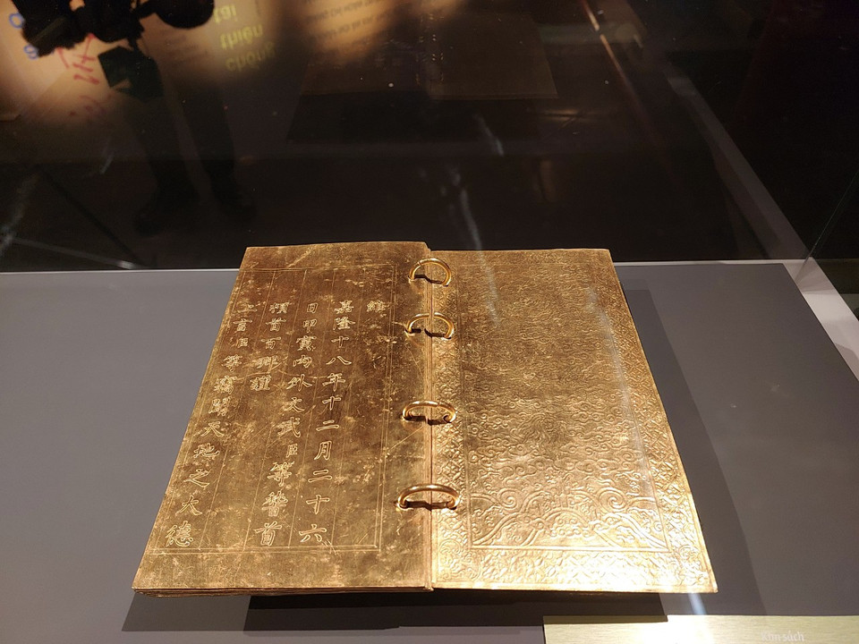 Kim sách bằng vàng, niên hiệu Gia Long năm thứ 18 (1819) ghi chép việc Hoàng đế Minh Mạng đăng cơ. (Ảnh: Minh Thu/Vietnam+)