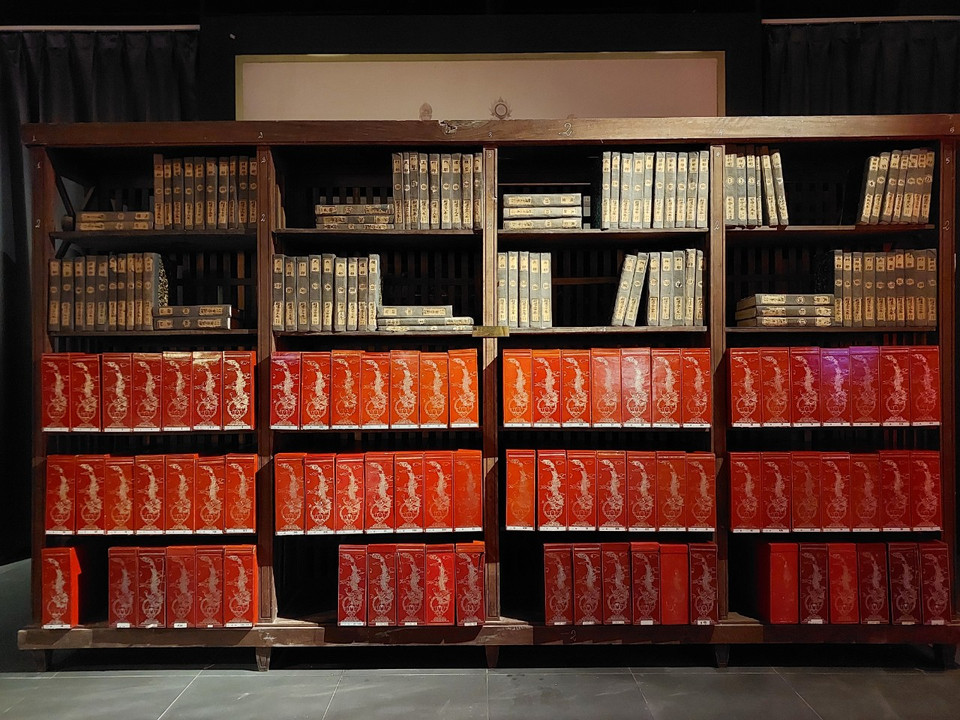 Bên cạnh đó, khách tham quan còn được trực tiếp tương tác để tìm hiểu, khám phá thêm nhiều thông tin lịch sử bổ ích, thú vị từ Châu bản. (Ảnh: Minh Thu/Vietnam+)