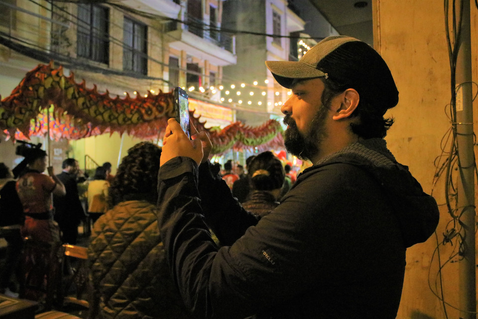 Không chỉ bị sự kiện khai trương thu hút, anh Rajit (New Dehli, Ấn Độ) rất thích ý tưởng Hà Nội có thêm nhiều tuyến phố đi bộ kết hợp ẩm thực bởi hình thức này sẽ phù hợp với khách du lịch nước ngoài như anh. (Ảnh: Minh Anh/Vietnam+)