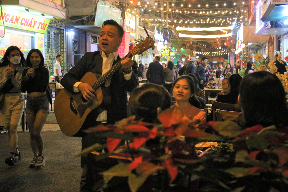 Anh Ngọc Sơn, chủ nhà hàng Sơn Ca (24 Lạc Chính) cho biết các hộ kinh doanh dịch vụ ăn uống tại đây đều hưởng ứng đề án: "Chúng tôi rất thích mô hình đi bộ kết hợp phố ẩm thực. Khách đến có thể ngồi trên đường thoải mái, hy vọng sẽ thu hút không chỉ thực khách trong mà còn cả ngoài nước, kéo sự quan tâm của họ ra cả quận Ba Đình thay vì chỉ quận Hoàn Kiếm như trước đây." (Ảnh: Minh Anh/Vietnam+)