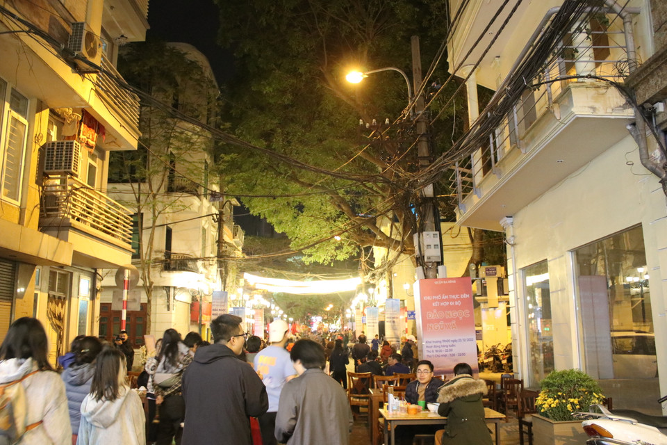 Dự kiến trong năm 2023, hệ thống đường điện sẽ được hạ ngầm. Kế hoạch được các hộ kinh doanh hết sức ủng hộ, nhằm cải thiện cảnh quan và tăng tính thẩm mỹ cho không gian. (Ảnh: Minh Anh/Vietnam+)